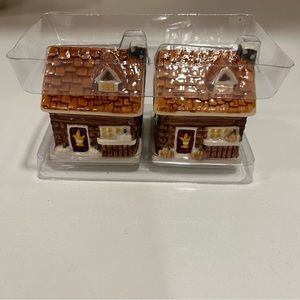 Adorable little shakers house salt & pepper set house with daisy
